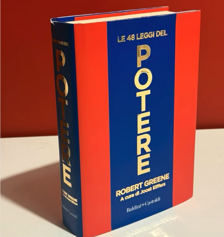 Screenshot della chat dove Bambolina discute Le 48 Leggi del Potere di Robert Greene